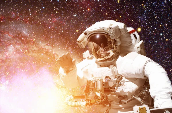 Astronot uzayda uzay zemin karşı. — Stok fotoğraf