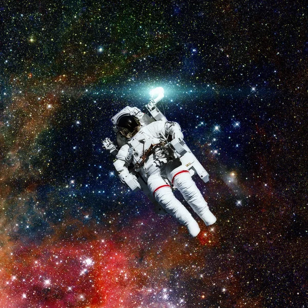 宇宙飛行士。背景にある星雲. — ストック写真