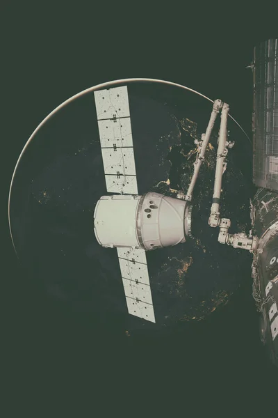 SpaceX Dragon umkreist den Planeten Erde. — Stockfoto