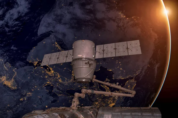 SpaceX Draken kretsar runt planeten jorden. — Stockfoto