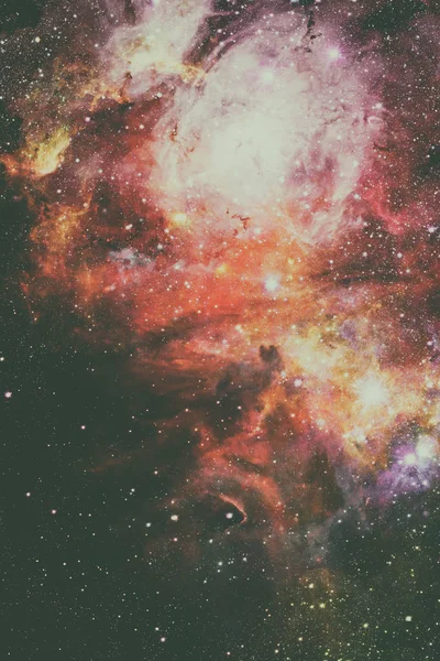 Evren yıldız, nebula ve galaksiyle dolu..