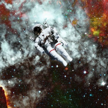 Uzayda bir astronot. Arkaplanda nebula.