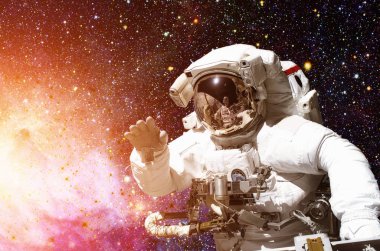 Astronot uzayda uzay zemin karşı.