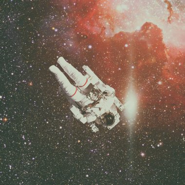 Astronot uzayda. Bulutsusu ve arka plan üzerinde yıldız.