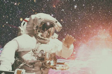 Astronot uzayda. Galaxy ve arka plan üzerinde yıldız.
