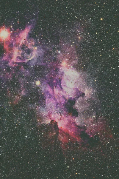 Nebula ve galaksiler uzayda. Bu görüntünün elementleri NASA tarafından desteklenmektedir.