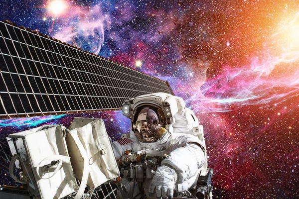 Astronot uzayda. Uzay yürüyüşü. Nasa tarafından döşenmiş bu görüntü unsurları