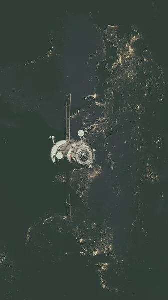 Nave espacial Progreso orbitando la tierra . —  Fotos de Stock