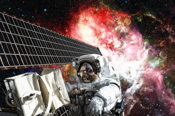 Astronot uzayda. Uzay yürüyüşü. Nasa tarafından döşenmiş bu görüntü unsurları