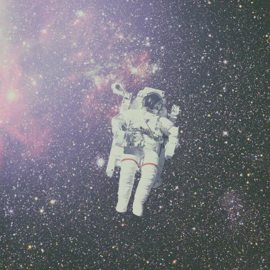 Uzayda bir astronot. Arkaplanda nebula.