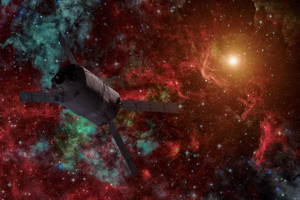 Διαστημικό σκάφος φορτίου - το αυτοματοποιημένο όχημα μεταφοράς πάνω από σπειροειδής γαλαξίας. — Φωτογραφία Αρχείου