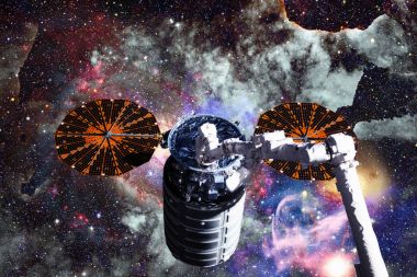 Açık uzayda Cygnus uzay aracı.