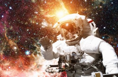 Astronot uzayda. Galaxy ve arka plan üzerinde yıldız.
