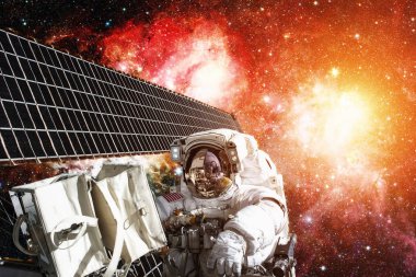 Uzay görevinde bir astronot. Bu görüntünün elementleri NASA tarafından desteklenmektedir.