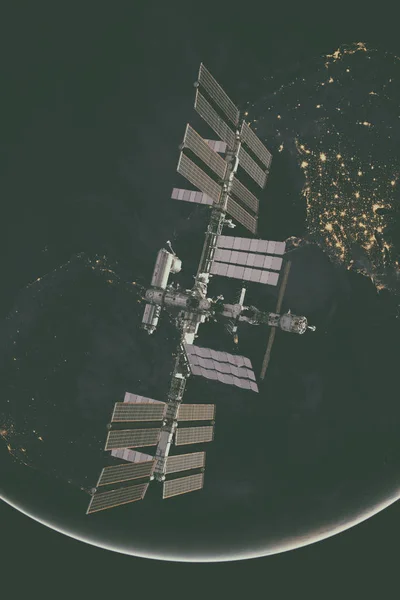 Διεθνής Διαστημικός Σταθμός πάνω από τον πλανήτη Γη. — Φωτογραφία Αρχείου