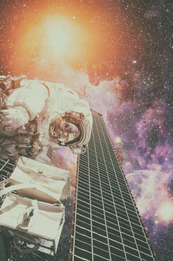 Astronot uzayda. Uzay yürüyüşü. Nasa tarafından döşenmiş bu görüntü unsurları