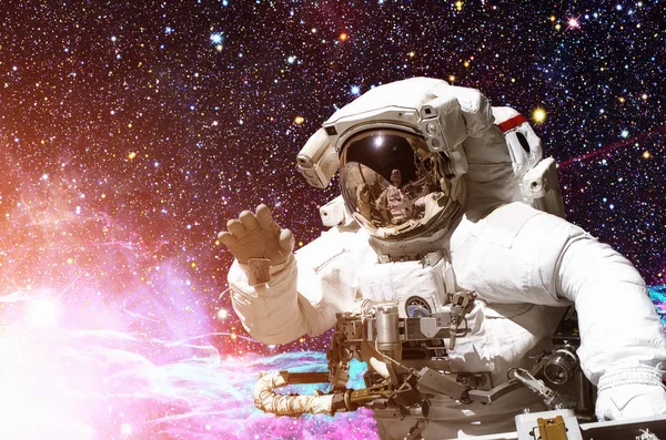 Astronot uzayda. Galaxy ve arka plan üzerinde yıldız.