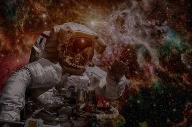 Astronot uzayda uzay zemin karşı.