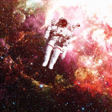 Uzayda bir astronot. Arkaplanda nebula.