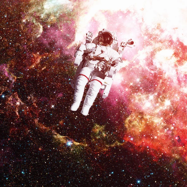 Uzayda bir astronot. Arkaplanda nebula.