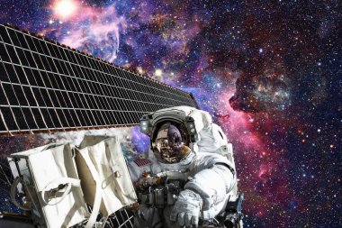 Astronot uzayda. Uzay yürüyüşü. Nasa tarafından döşenmiş bu görüntü unsurları