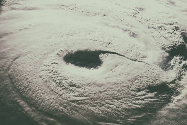 Tifón sobre el planeta Tierra - foto satelital. — Foto de Stock