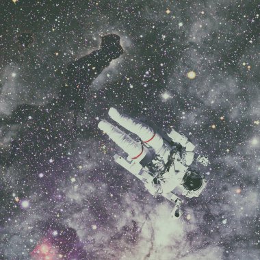 Uzayda bir astronot. Arkaplanda nebula.