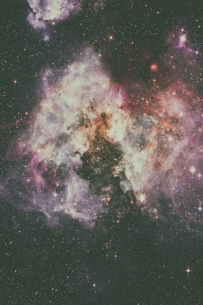 Nebula ve yıldızlar uzayda. Bu görüntünün elementleri NASA tarafından desteklenmektedir.