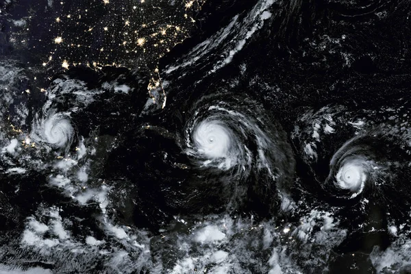 Una línea amenazante de huracanes. Elementos de esta imagen son proporcionados por la NASA — Foto de Stock