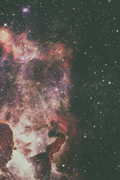 Вселенная, наполненная звездами, туманностью и галактикой. — стоковое фото