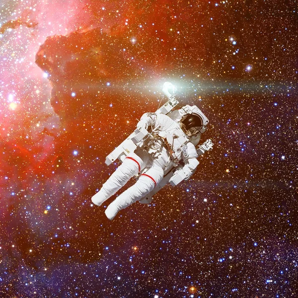 Astronaut im Weltraum. Nebel und Sterne auf dem Hintergrund. — Stockfoto