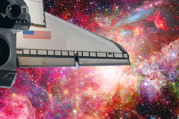 Navette spatiale décollant en mission. Éléments de cette image fournis par la NASA — Photo
