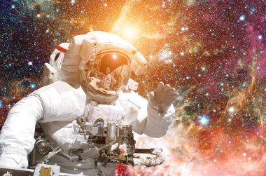 Astronot uzayda. Galaxy ve arka plan üzerinde yıldız.