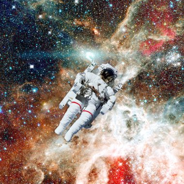 Uzayda bir astronot. Arkaplanda nebula.