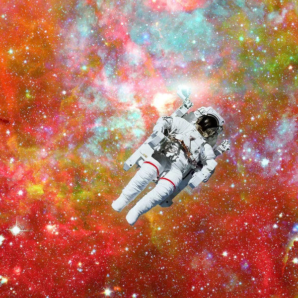 Astronauta w kosmosie. Mgławica na tle. — Zdjęcie stockowe