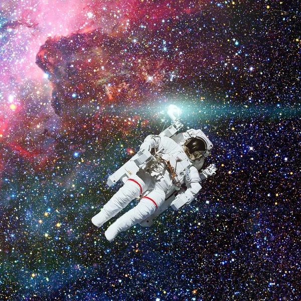 Astronaut i yttre rymden. Nebulosa på bakgrunden. — Stockfoto