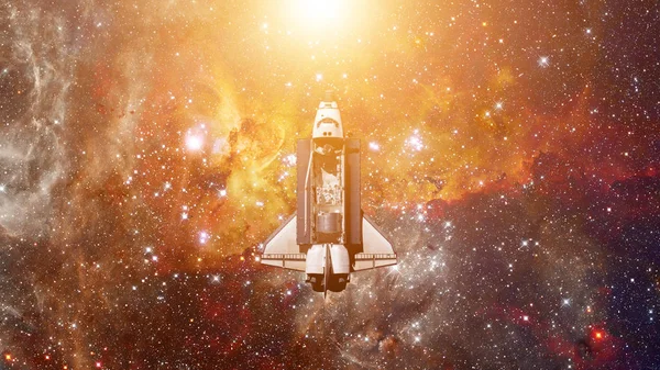 宇宙のスペースシャトル宇宙船。NASAによって提供されたこの画像の要素. — ストック写真