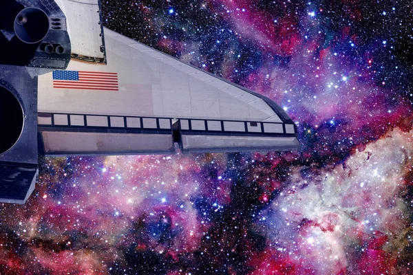Space Shuttle über Galaxie und Weltraumnebel. — Stockfoto