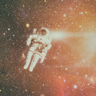 Uzayda bir astronot. Arkaplanda nebula.