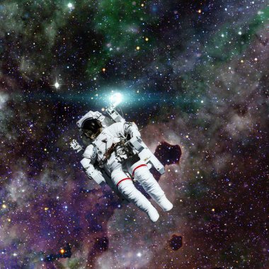 Uzayda bir astronot. Arkaplanda nebula.