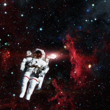 Uzayda bir astronot. Arkaplanda nebula.