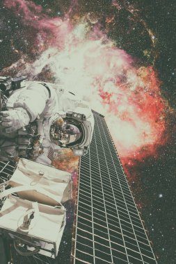 Astronot uzayda. Uzay yürüyüşü. Nasa tarafından döşenmiş bu görüntü unsurları