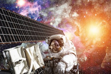 Uluslararası Uzay İstasyonu ve astronot Dünya üzerinde uzayda.