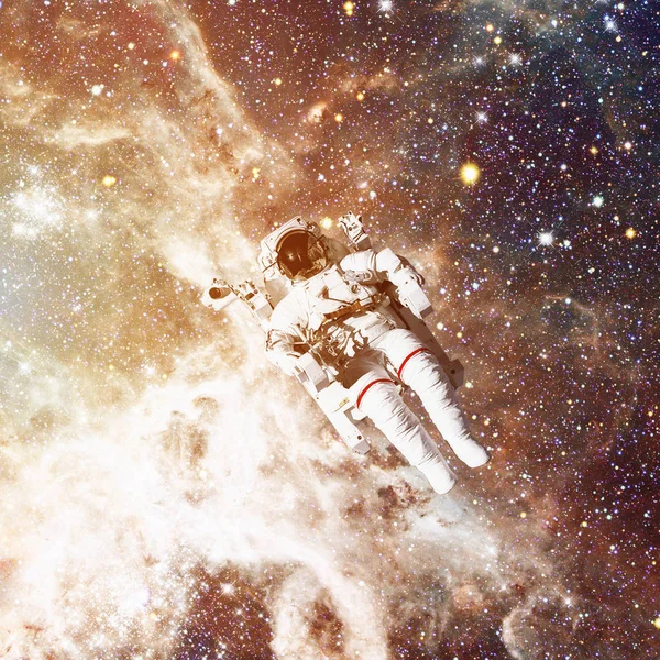 Astronaut i rymden. Nebula och stjärnor i bakgrunden. — Stockfoto