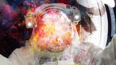 Uzayda bir astronot. Bu görüntünün elementleri NASA tarafından desteklenmektedir.