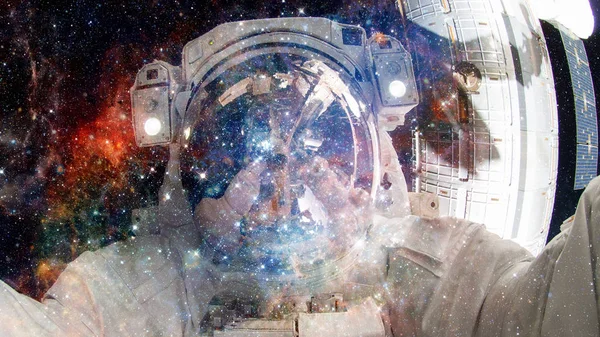 Astronaut i yttre rymden. Delar av denna bild tillhandahålls av NASA. — Stockfoto