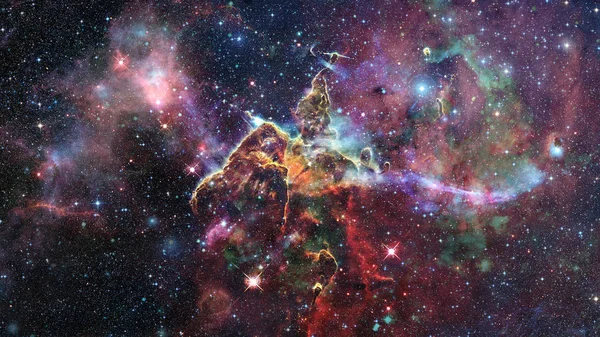 Mystiska berget i Carina Nebulosan. Delar av denna bild tillhandahålls av NASA. — Stockfoto