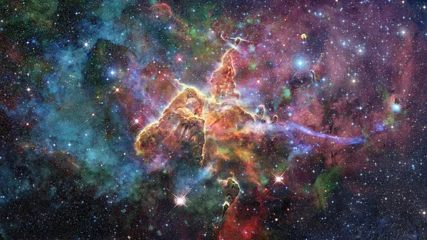 Mystiska berget i Carina Nebulosan. Delar av denna bild tillhandahålls av NASA. — Stockfoto