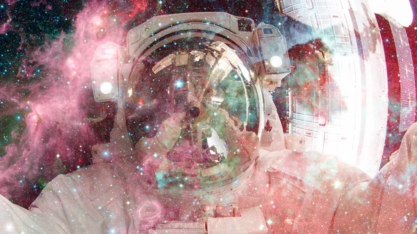 Astronaut im Weltraum. Elemente dieses von der NASA bereitgestellten Bildes. — Stockfoto