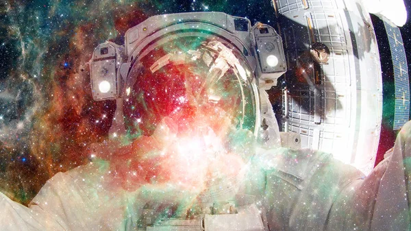 Astronaut in de ruimte. Elementen van deze afbeelding geleverd door NASA. — Stockfoto